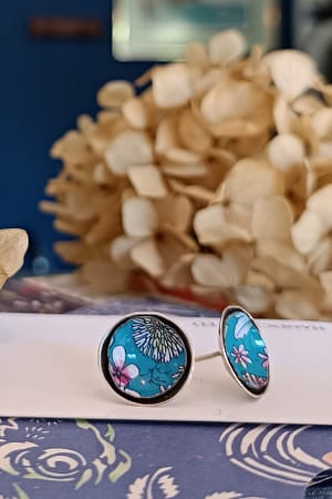 Buttercup studs