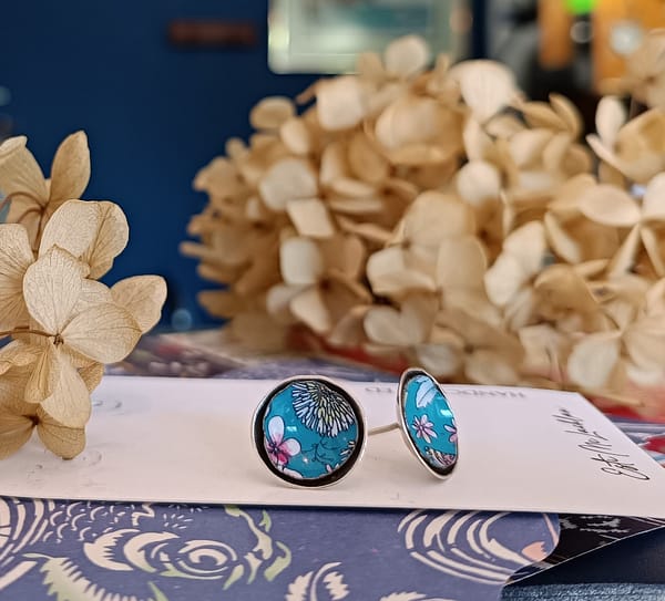 Buttercup studs